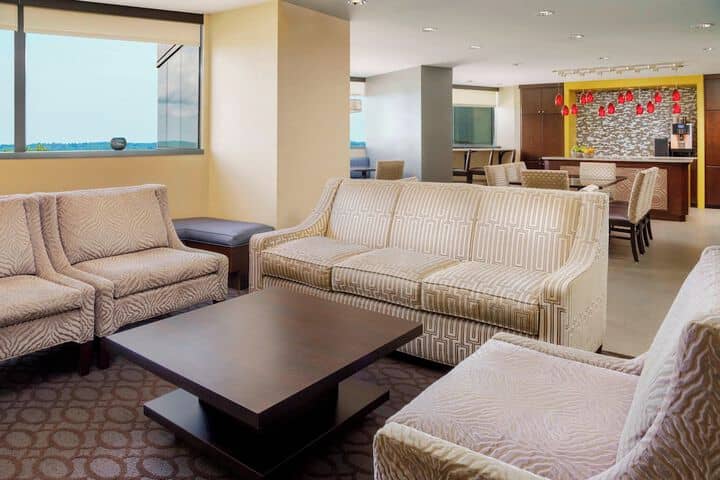 Lounge 28 of 42